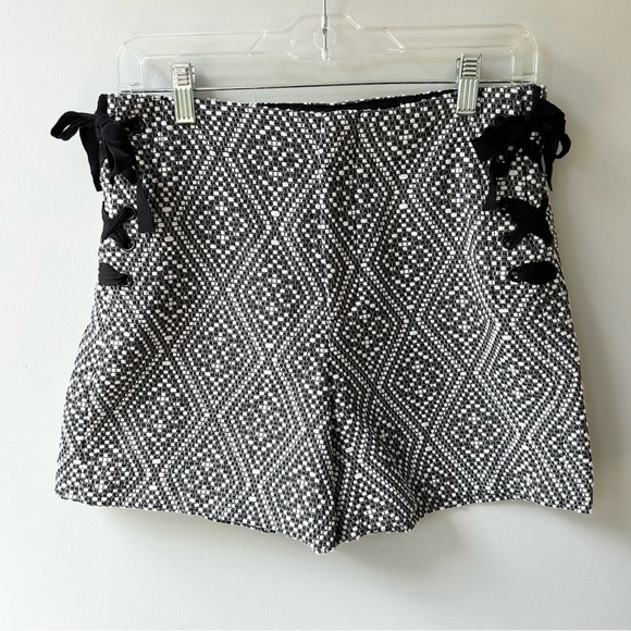 Gap for Good woven high waisted shorts with side lace up detail - Picture 2 of 9